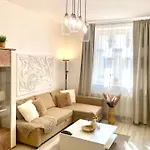 Bond Location Air Conditioned Apartment