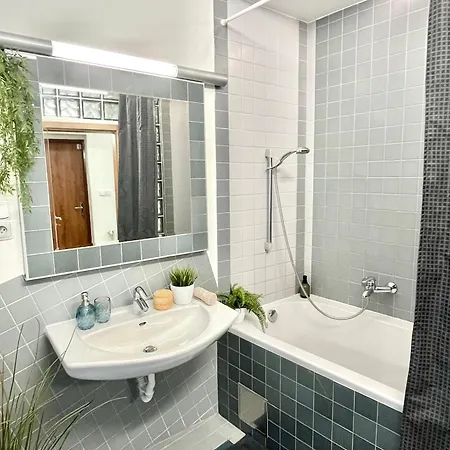 Apartment Bond Location Air Conditioned *