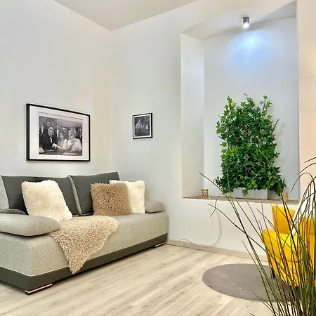 Bond Location Air Conditioned Apartment