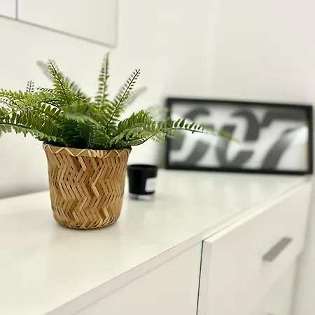 Bond Location Air Conditioned * Pressburg