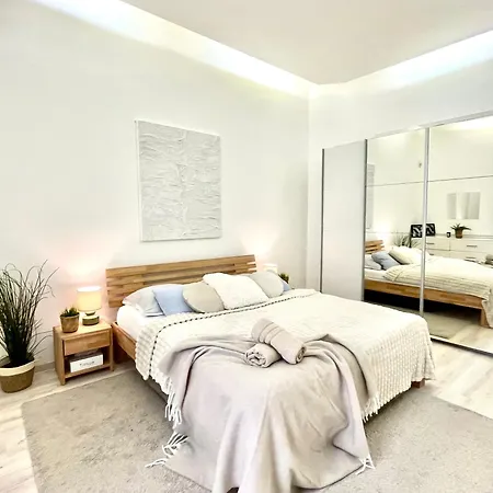 James Bond Apartment Top Location Air Conditioned *