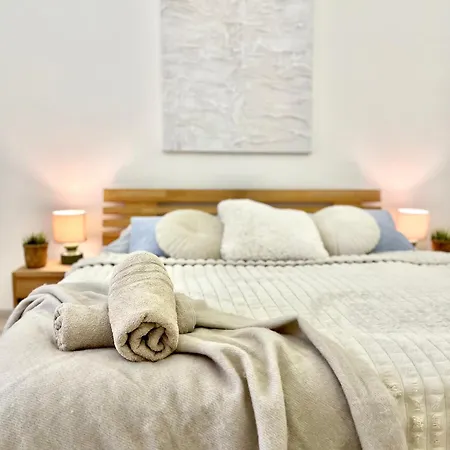 Bond Location Air Conditioned Apartment