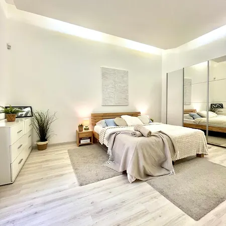 James Bond Apartment Top Location Air Conditioned